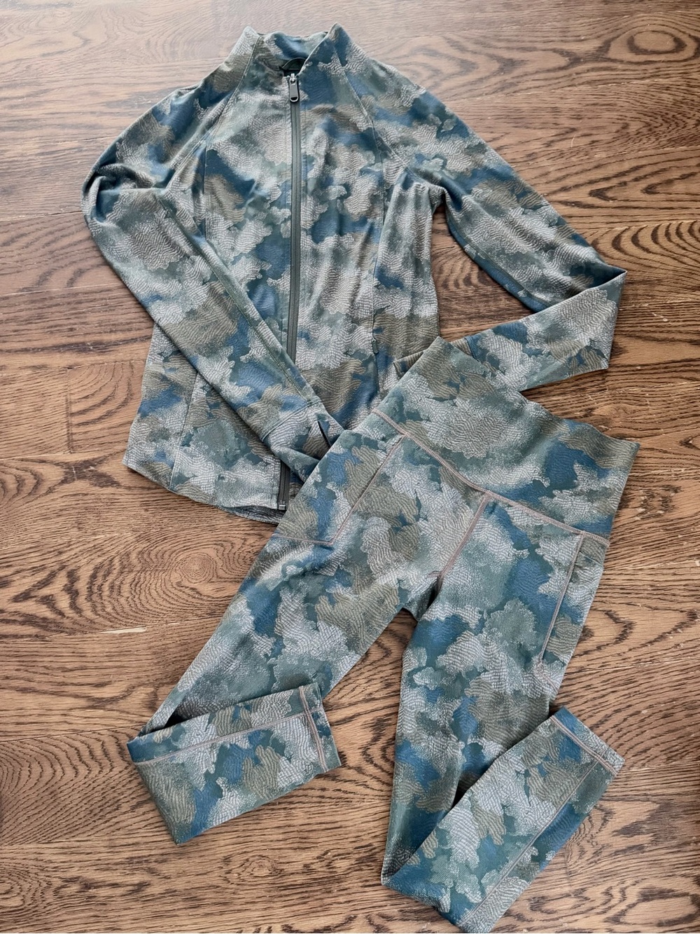 Athleta Salutation Two Piece Workout Set XXS Jacket and Capri Leggings
